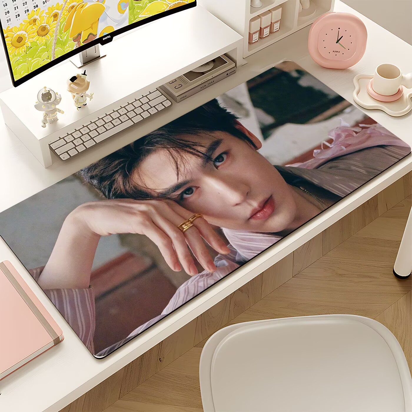 Gaming Accessories In China - Zhang Linghe's oversized mouse pad, celebrity